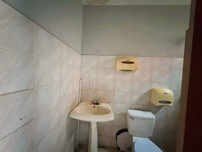 Se Renta Local Comercial de Oficinas y Bodegas en Calle Principal Los Robles $3,500 + IVA