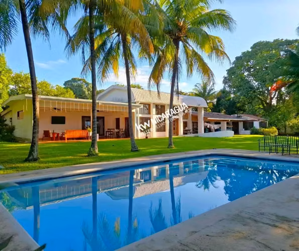 Bella casa  en venta en Carretera Sur, con piscina y terreno amplio, CG
