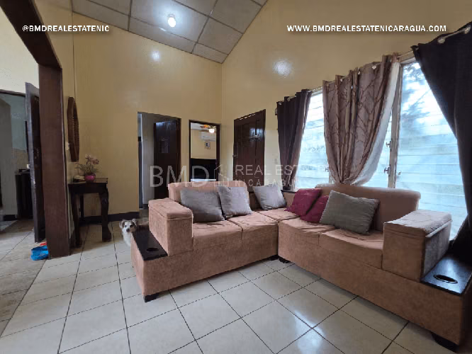 SE VENDE EN LAS COLINAS A 50 VRS DE LA C. A MASAYA CASA CON TERRENO GRANDE 0309 - Imagen 2