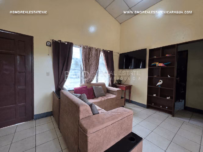 SE VENDE EN LAS COLINAS A 50 VRS DE LA C. A MASAYA CASA CON TERRENO GRANDE 0309 - Imagen 3