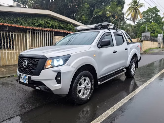 Nissan Frontier 4x4 intermedia mecánica 2023