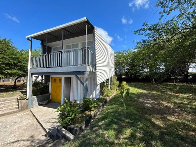  Hermosa casa vacacional de playa estilo townhouse ubicada frente al mar  