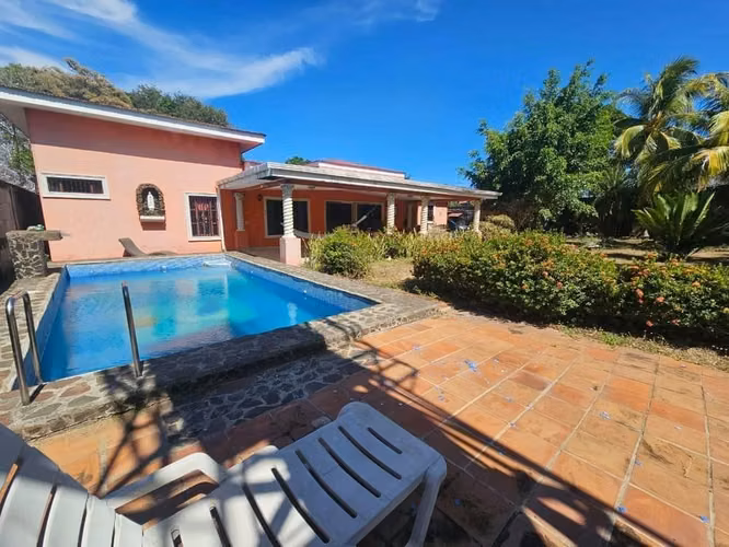 Se vende hermosa propiedad ubicada a 3 minutos de Granada