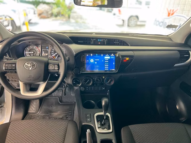 TOYOTA HILUX SR AÑO 2027 - Imagen 6