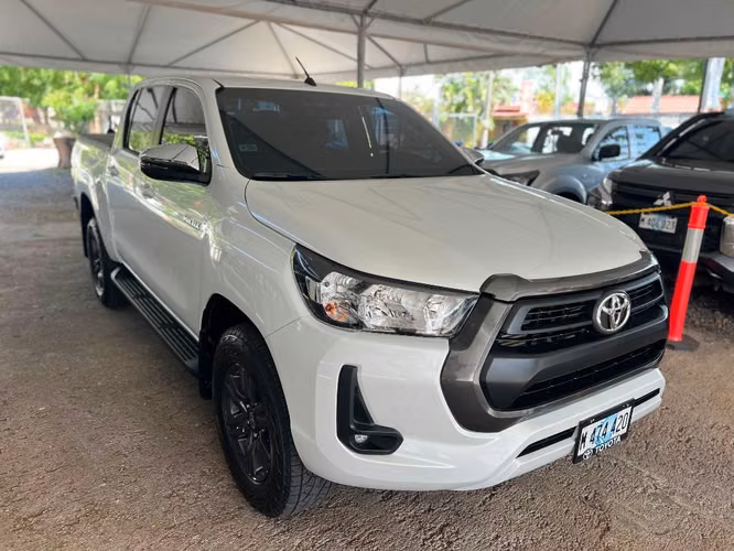 TOYOTA HILUX SR AÑO 2027 - Imagen 2