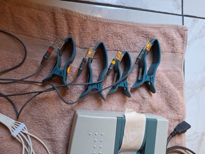 Electrocardiógrafo Digital de 3 Canales con Accesorios – Excelente Estado