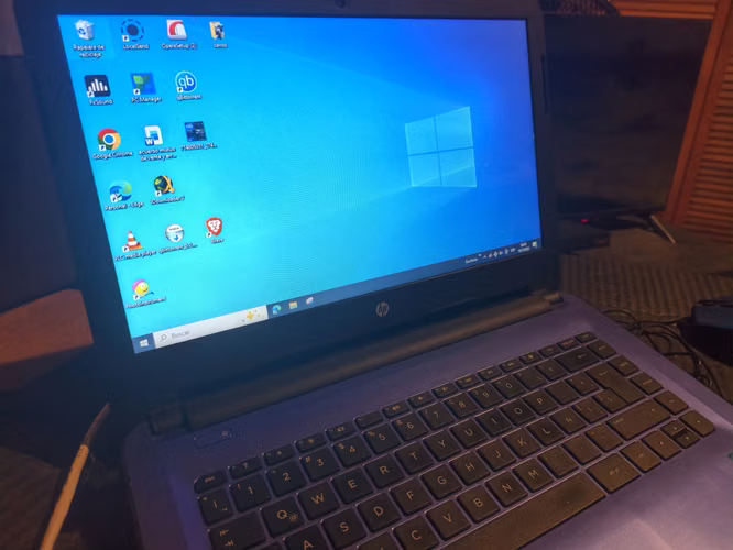 Se vende nitida HP color uva.