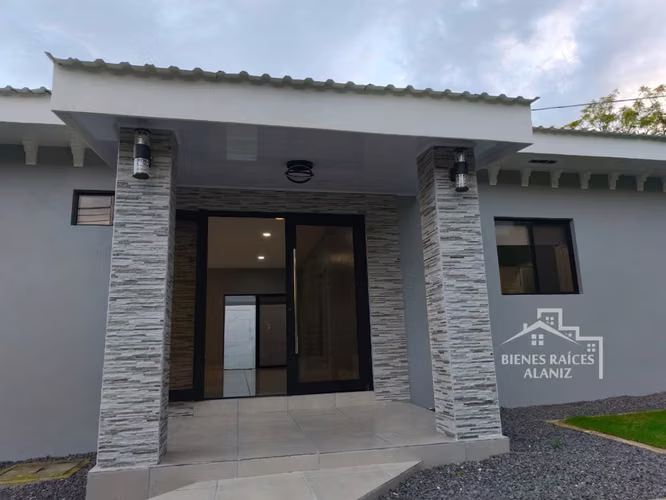 VENTA DE CASA dentro de Residencial Carretera a Masaya