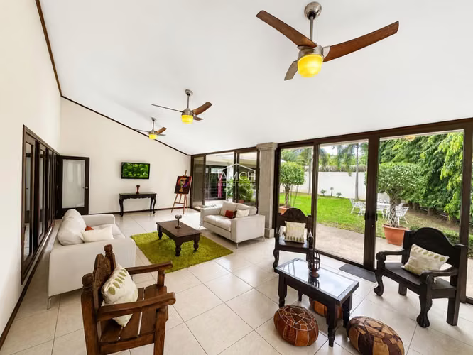 AM- Amplia casa en venta en condominio – Altos de Santo Domingo