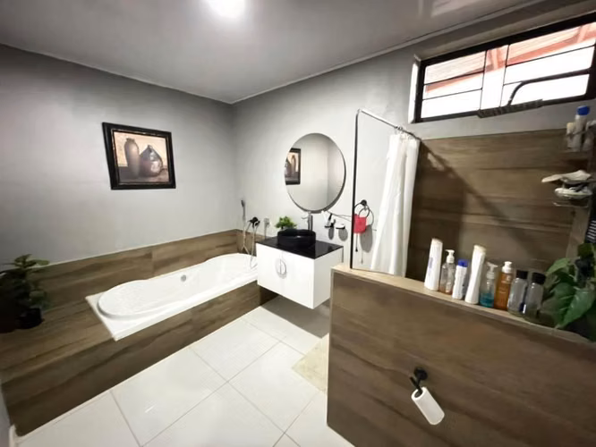 Se vende espectacular casa renovada en Residencial San Andrés, Managua.