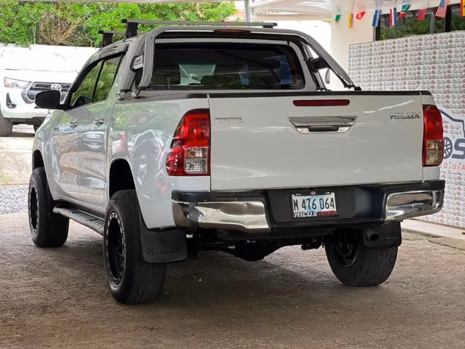 VENDO TOYOTA HILUX INTERMEDIA 2016 4x4 Mecánica Hannah Leiva