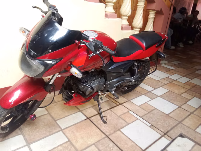 VENDO MOTOCICLETA PULSAR 180 POTENTE MAQUINA PARA USO DIARIO