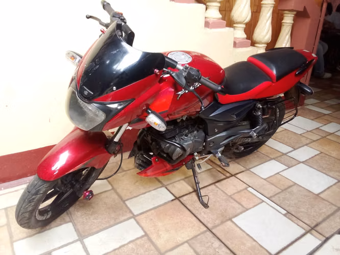 VENDO MOTOCICLETA PULSAR 180 POTENTE MAQUINA PARA USO DIARIO