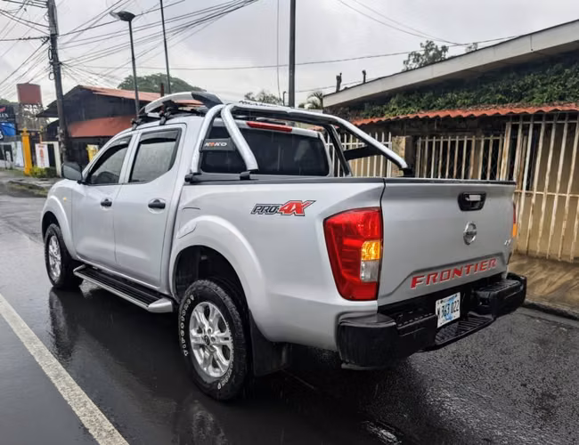 Nissan Frontier 4x4 intermedia mecánica 2023