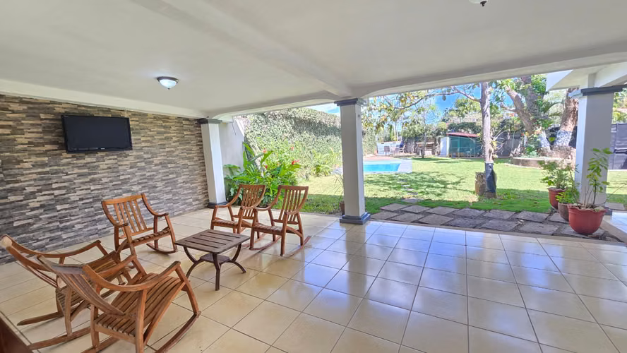 Necesitas comprar una casa grande? Llámame al . LR