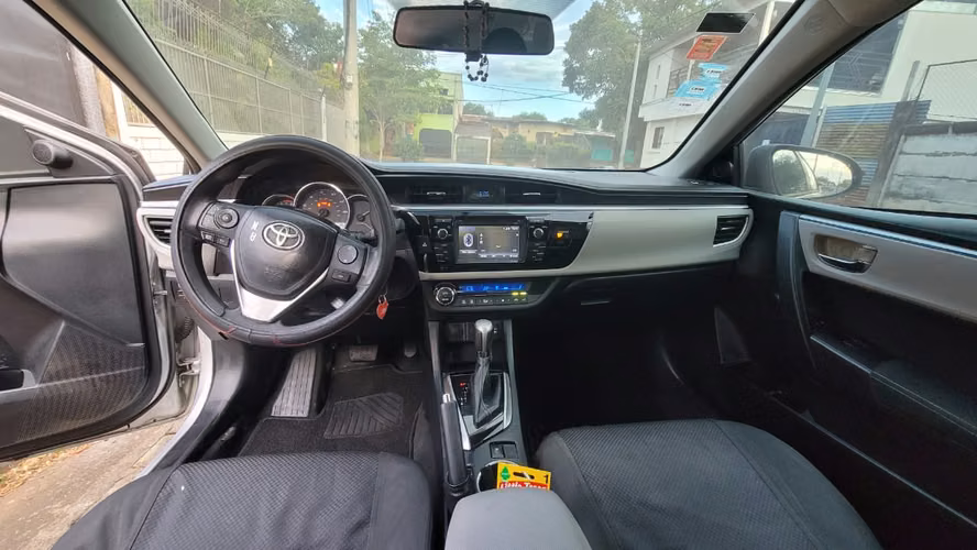 Toyota Corolla 2016 automático, 61,823 millas, sin gravamen