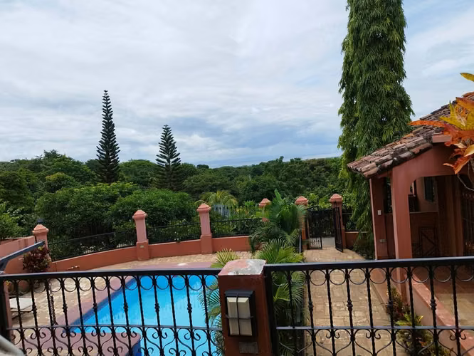 EN VENTA – Amplia Casa en Granada