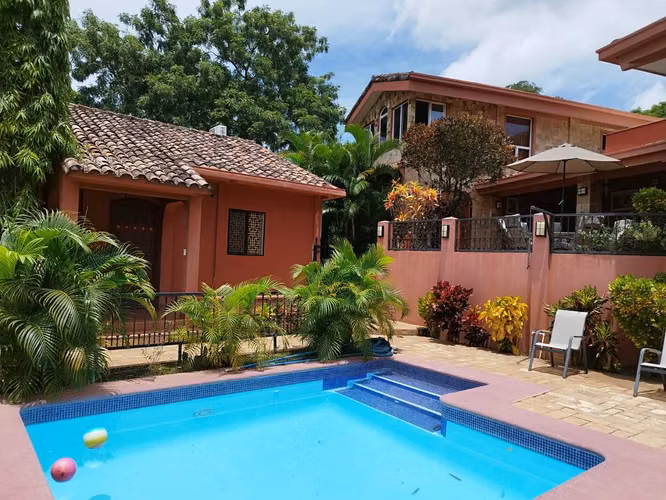 EN VENTA – Amplia Casa en Granada