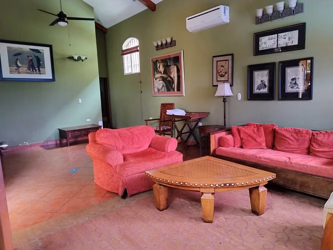 EN VENTA – Amplia Casa en Granada