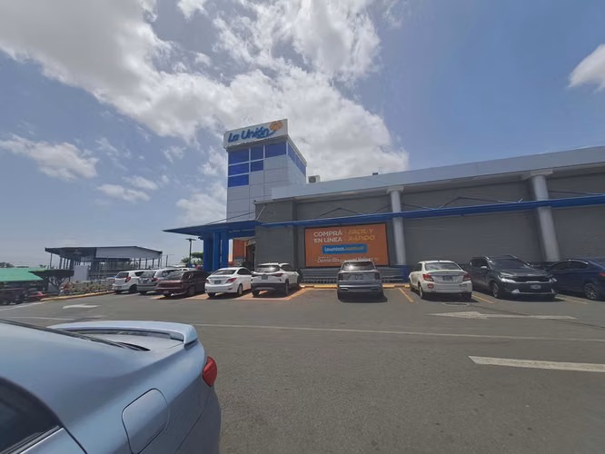 Propiedad comercial sobre pista a 200 metros del edificio BAC