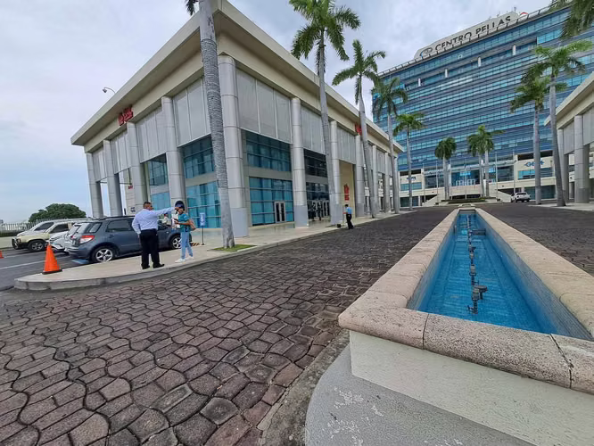 Propiedad comercial sobre pista a 200 metros del edificio BAC