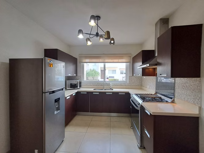  Casa Amueblada en Renta | Hacienda El Bosque, Santo Domingo | USD 1,650 mas Fee