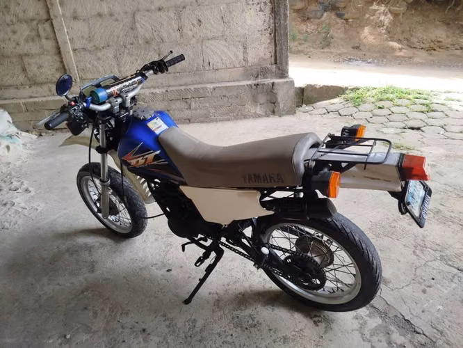 Vendo linda moto dt 125 2002
