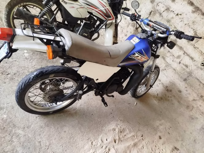 Vendo linda moto dt 125 2002