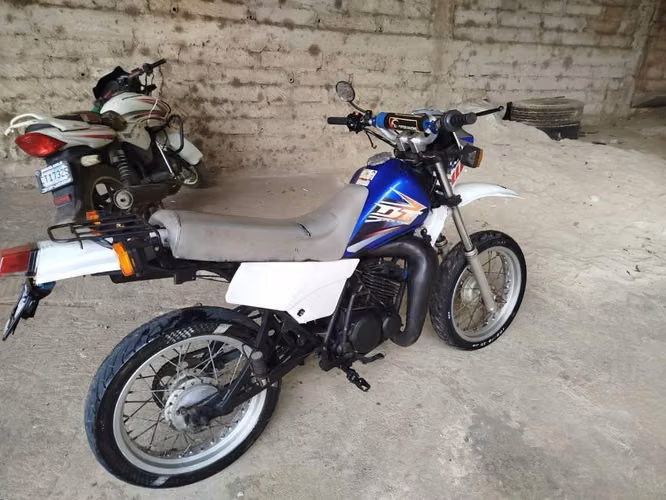 Vendo linda moto dt 125 2002