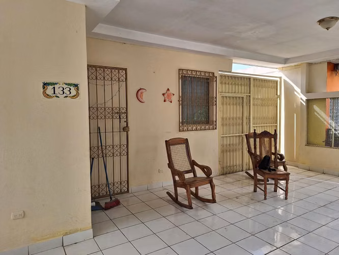 EJ-Vendo casa en Los Arcos