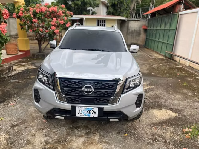 Camioneta Nissan Frontier LE automático 2025