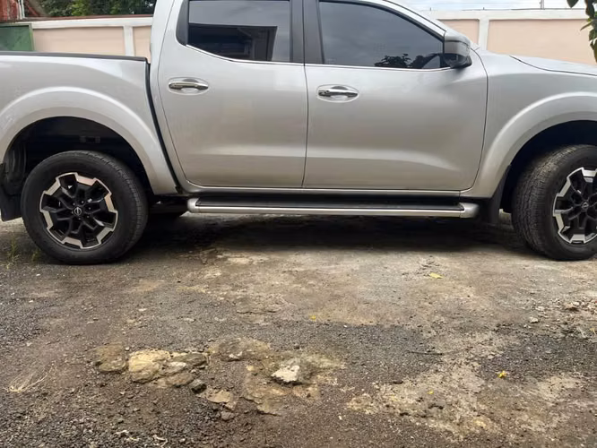 Camioneta Nissan Frontier LE automático 2025