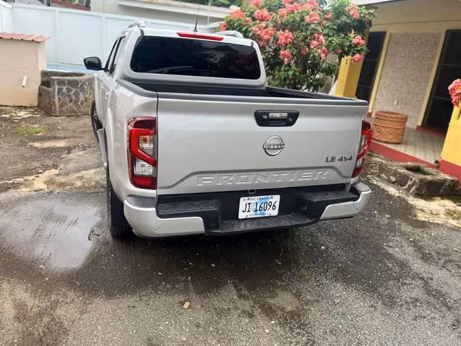 Camioneta Nissan Frontier LE automático 2025