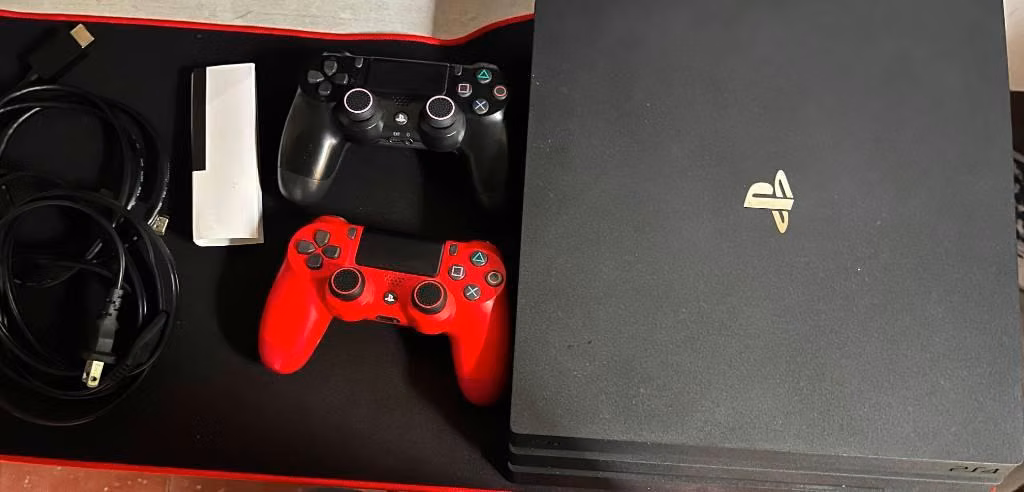 Se vende ps4 pro seminueva
