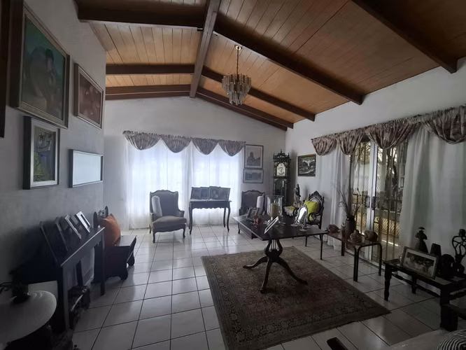 GG  ¡¡ Venta de casa con 1490 Vrs2 en Los Robles !!