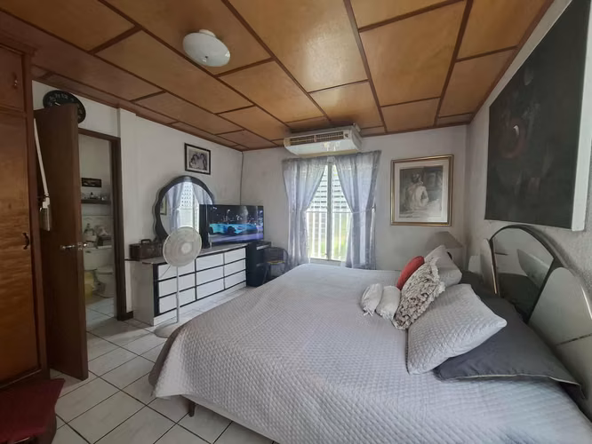 GG  ¡¡ Venta de casa con 1490 Vrs2 en Los Robles !!