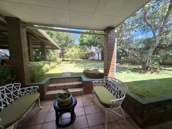 GG  ¡¡ Venta de casa con 1490 Vrs2 en Los Robles !!