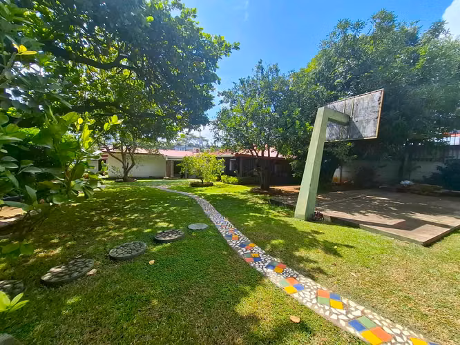 GG  ¡¡ Venta de casa con 1490 Vrs2 en Los Robles !!
