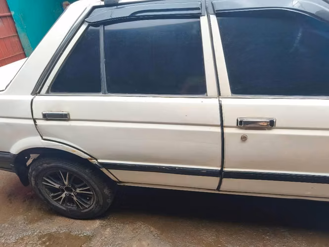 Nissan b12 1990 2300$