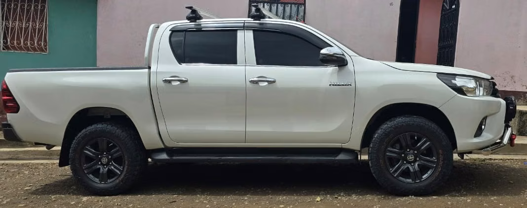 camioneta Hilux Básica 2023