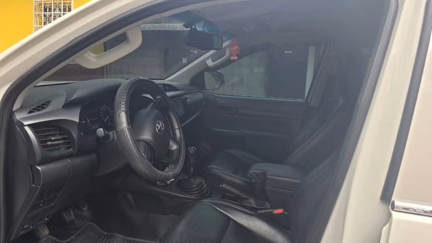camioneta Hilux Básica 2023
