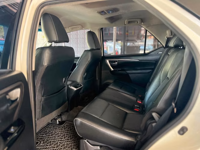 VENDO TOYOTA FORTUNER SRV 2022 Automática  con Hannah Leiva