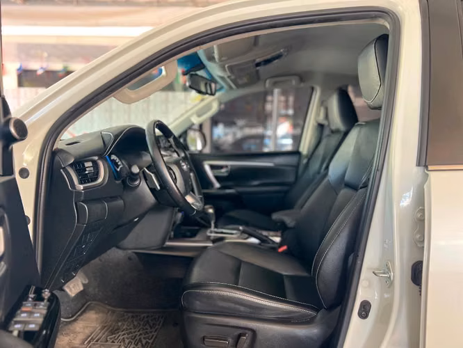 VENDO TOYOTA FORTUNER SRV 2022 Automática  con Hannah Leiva