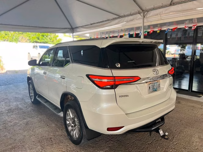 VENDO TOYOTA FORTUNER SRV 2022 Automática  con Hannah Leiva