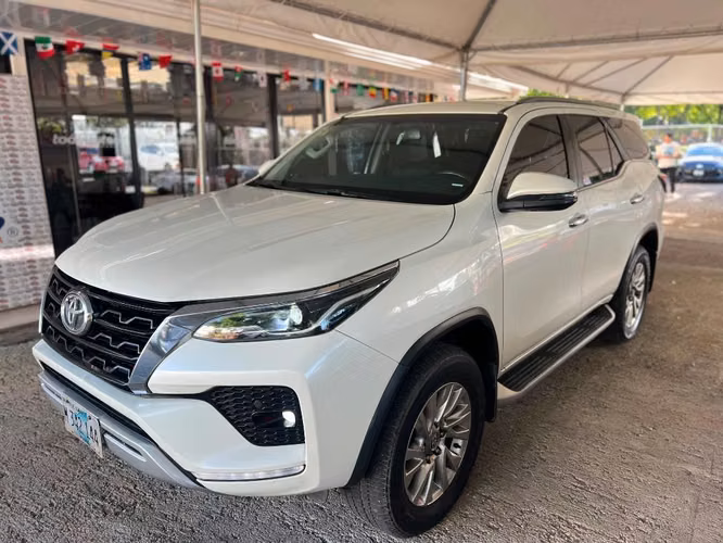 VENDO TOYOTA FORTUNER SRV 2022 Automática  con Hannah Leiva