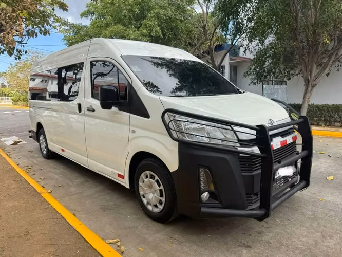 Toyota Hiace 18 pasajeros – Lista para trabajar 