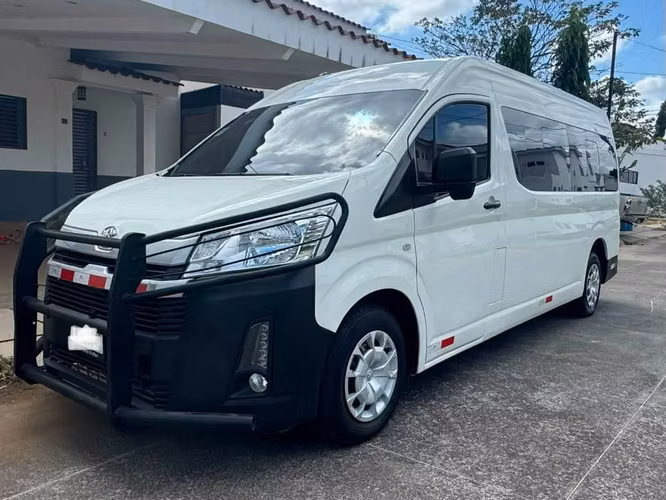 Toyota Hiace 18 pasajeros – Lista para trabajar 