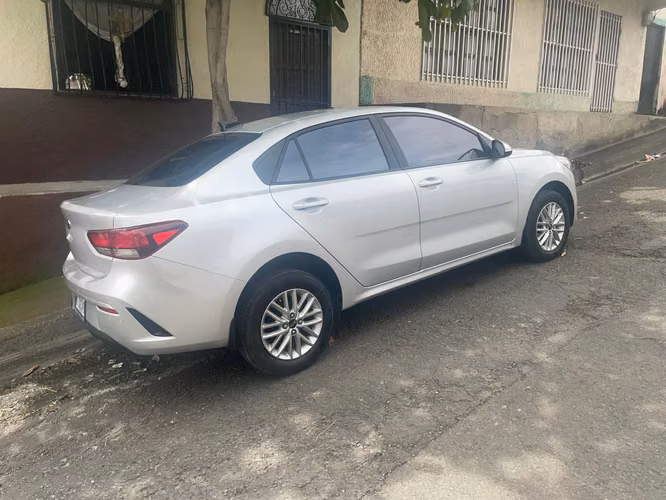 Kia Rio Sedán 2022 Manual - 74,100 km