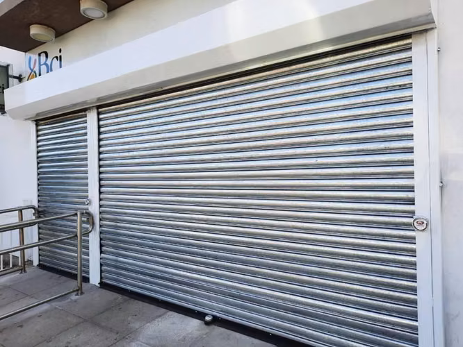 Instalación y Mantenimiento de Cortinas Metálicas