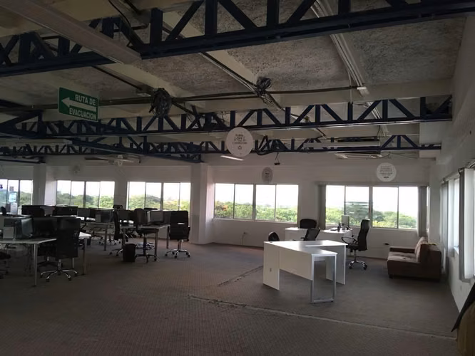 KC-Se renta amplio local comercial de 460 m² ubicado entre la Avenida Jean Paul Genie y Camino de Oriente - Imagen 10